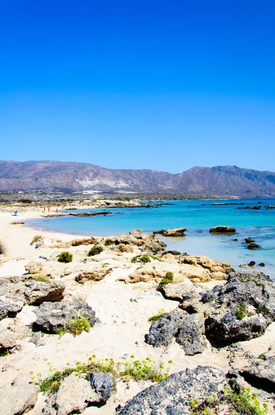 ピンクがかった白い砂浜とターコイズ ブルーの水、クレタ島、ギリシャの elafonissi ビーチ — ストック写真