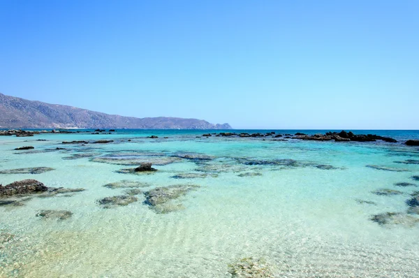 Elafonissi pláž s růžovo bílým pískem a tyrkysovou vodou, ostrov Kréta, Řecko — Stock fotografie