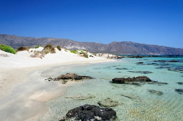 Strand van Elafonissi, met roze witte zand en turquoise water, Kreta, Griekenland — Stockfoto