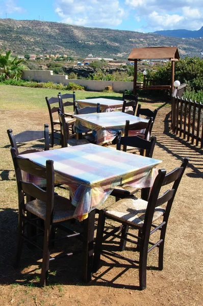 桌子和椅子上海洋海岸的希腊酒馆 — 图库照片