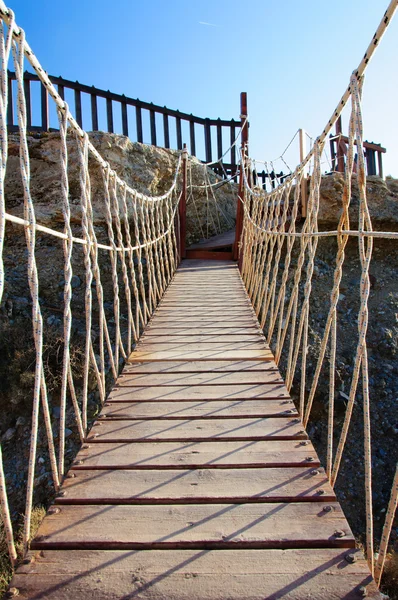 Rope bridge av plankor — Stockfoto