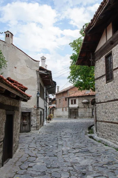 View of paved walkway with traditional Bulgaria architecture from Bansko, Bulgaria — стоковое фото