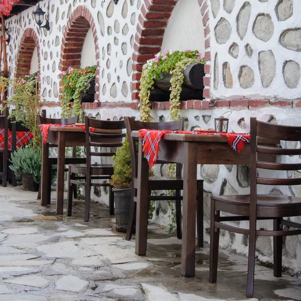 在索非亚，保加利亚传统的桌子和椅子 — 图库照片