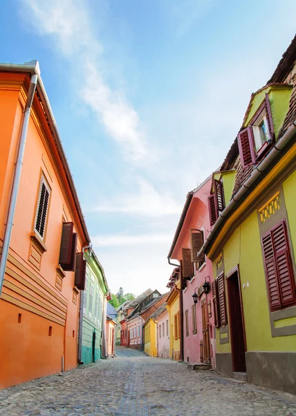 Vue sur la rue dans la ville médiévale de Sighisoara, Transylvanie, Roumanie — Photo