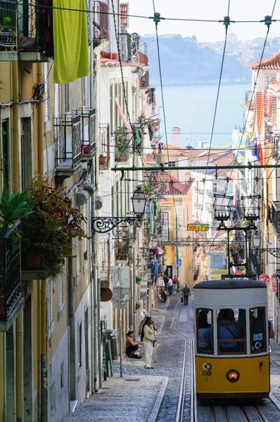 Ascensor da Bica en Lisboa, Portugal Fotos De Stock Sin Royalties Gratis