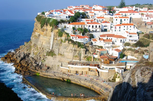 Azenhas do Mar, una hermosa ciudad en el municipio de Sintra, Portugal . — Foto de Stock