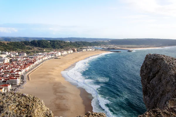 Pohled přes nazare beach v Portugalsku — Stock fotografie
