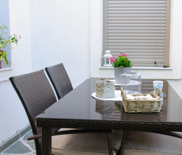 Bord och stolar som för frukost på terrassen — Stockfoto