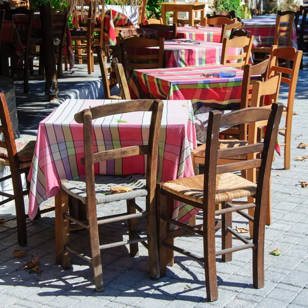 Mesas e cadeiras em uma taberna tradicional grega — Fotografia de Stock