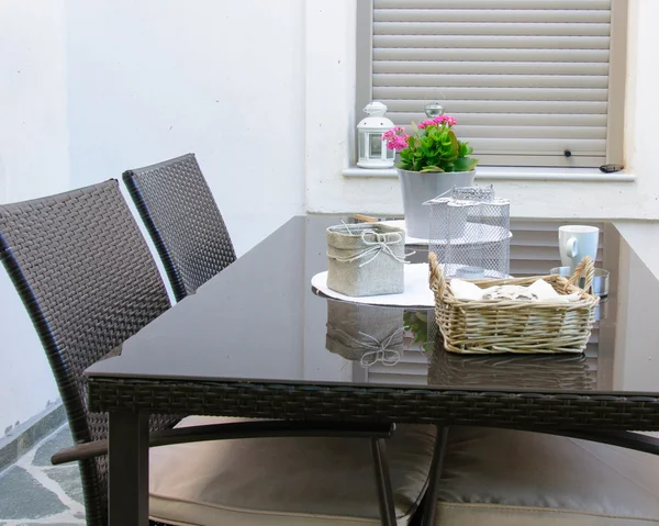 Tafel en stoelen ingesteld voor het ontbijt op terras — Stockfoto