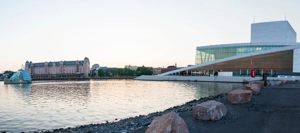 OSLO, NORWAY - MAY 20: Side view panorama of the National Oslo Opera House on May 20, 2014 in Oslo, Norway — Stock Photo, Image