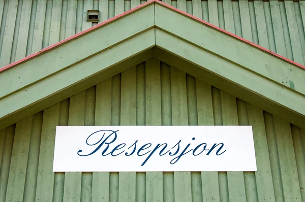 Reception sign on a green wooden wall in norwegian language — Stock Photo, Image
