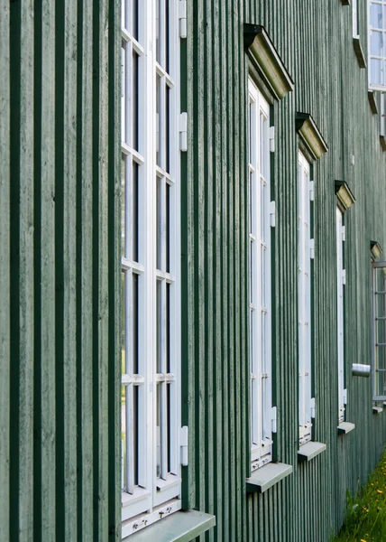 白色的木质窗户和绿色的墙 — — 传统建筑在挪威 — 图库照片