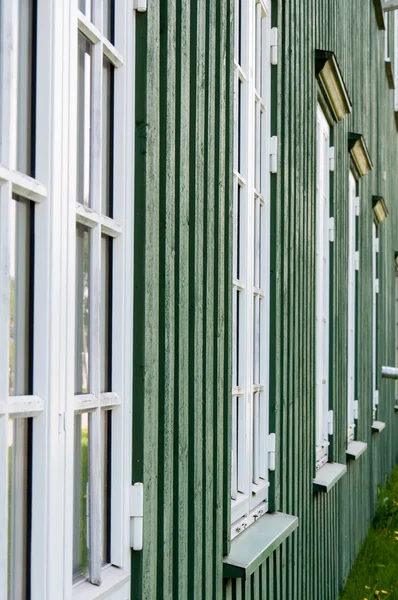 Ventanas de madera blanca y paredes verdes - arquitectura tradicional en Noruega — Foto de Stock