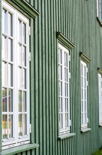 หน้าต่างไม้สีขาวและผนังสีเขียว - สถาปัตยกรรมแบบดั้งเดิมในนอร์เวย์ — ภาพถ่ายสต็อก