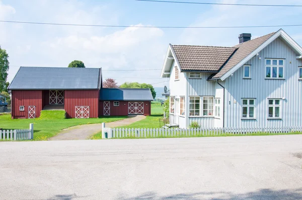 Gardermoen, Noruega - 21 de maio de 2014: Arquitetura tradicional de madeira norueguesa em 21 de maio de 2014 em Gardermoen, Noruega — Fotografia de Stock