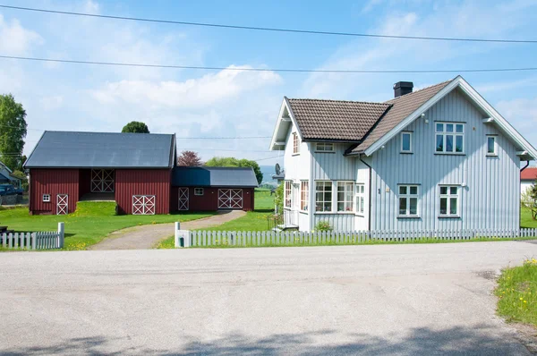 Gardermoen, Noruega - 21 de maio de 2014: Arquitetura tradicional de madeira norueguesa em 21 de maio de 2014 em Gardermoen, Noruega — Fotografia de Stock