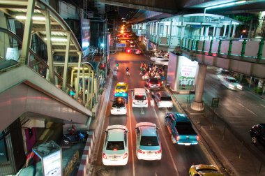 Bangkok, Tayland - 22 Nisan 2014: gece sahne skytrain istasyonu, bangkok, Tayland-22 Nisan 2014 tarihinde yoğun trafik ile