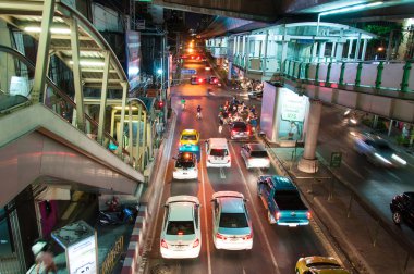 Bangkok, Tayland - 22 Nisan 2014: gece sahne skytrain istasyonu, bangkok, Tayland-22 Nisan 2014 tarihinde yoğun trafik ile