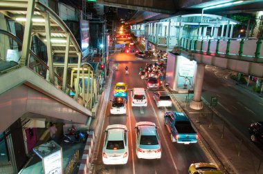 Bangkok, Tayland - 22 Nisan 2014: gece sahne skytrain istasyonu, bangkok, Tayland-22 Nisan 2014 tarihinde yoğun trafik ile