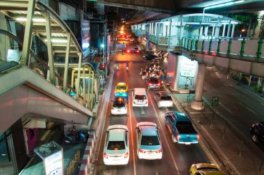 Bangkok, Tayland - 22 Nisan 2014: gece sahne skytrain istasyonu, bangkok, Tayland-22 Nisan 2014 tarihinde yoğun trafik ile