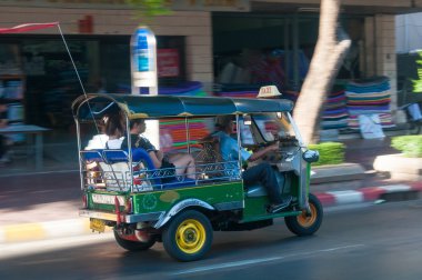 Bangkok, Tayland - 23 Nisan 2014: tanımlanamayan sürücü ve bangkok, Tayland yollar boyunca tuk-tuk araç turist. tuk-tuk Bangkok kentsel ulaşım, yaygın olarak kullanılan bir biçimidir.