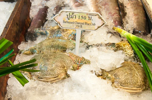 Čerství krabi na ledu v Bangkoku, Thajsko — Stock fotografie