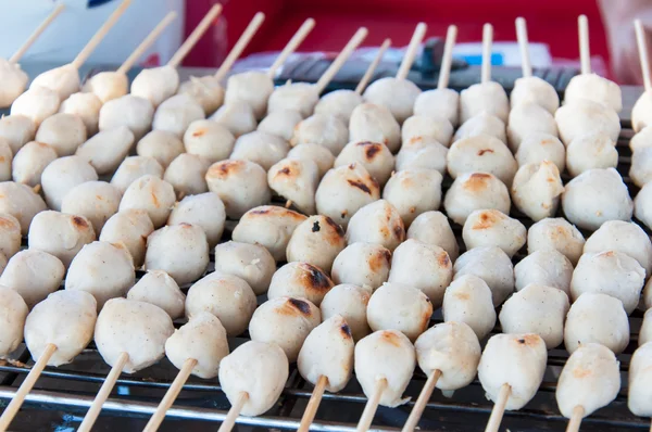 Albóndigas tradicionales tailandesas en palitos de bambú, una comida callejera muy popular en Tailandia —  Fotos de Stock