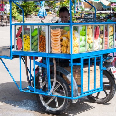 Kanchanaburi, Tayland - 23 Nisan 2014: taze meyve satıcısı sokaklarında kanchanaburi, Tayland
