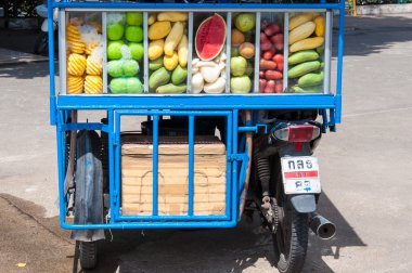 Kanchanaburi, Tayland - 23 Nisan 2014: taze meyve satıcısı sokaklarında kanchanaburi, Tayland