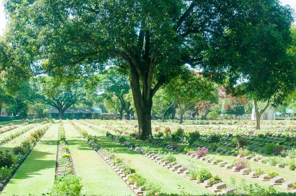 Válečný hřbitov kanchanaburi, Thajsko — Stock fotografie