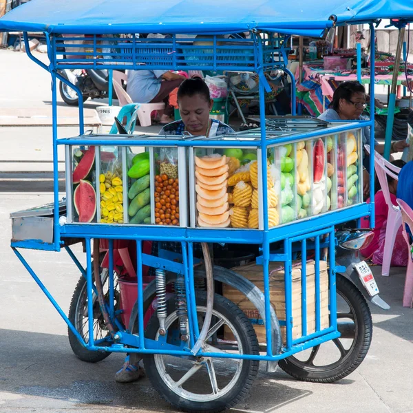 北碧府-2014 年 5 月 23 日： 泰国北碧府街道上的新鲜水果供应商 — 图库照片