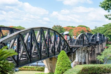 Kanchanaburi, Tayland - 23 Nisan 2014: içinde kanchanaburi kwai Nehri üzerinde köprü gelen turist, ünlü film 