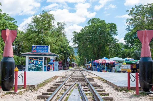 Kanchanaburi, Thailand - May 23, 2014: The bridge over River Kwai in Kanchanaburi, Thailand.The bridge is famous due to the movie "The Bridge on the River Kwai". — Stock Photo, Image