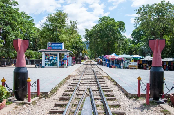 Kanchanaburi, Tailândia - 23 de maio de 2014: A ponte sobre o rio Kwai em Kanchanaburi, Tailândia A ponte é famosa devido ao filme "A ponte sobre o rio Kwai ". — Fotografia de Stock