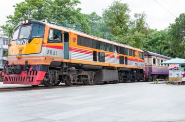 Kanchanaburi, Tayland - 23 Nisan 2014: tren ilindeki kanchanaburi, Tayland river kwai Köprüsü hazır.