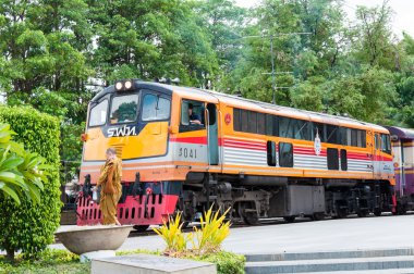 Kanchanaburi, Tayland - 23 Nisan 2014: tren ilindeki kanchanaburi, Tayland river kwai Köprüsü hazır.