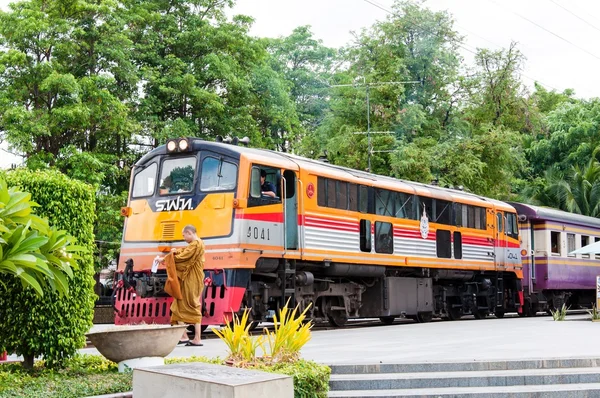 Kanchanaburi, Thailand - May 23, 2014: Train ready to cross the bridge over the river Kwai in Kanchanaburi province, Thailand. — Stock Photo, Image