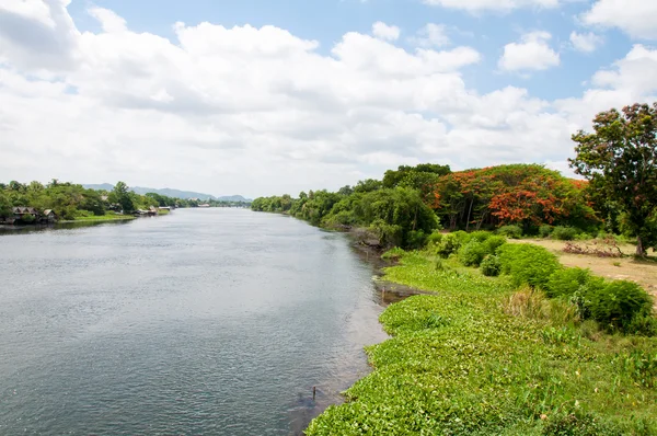 Kanchanaburi, Tailandia - 23 de mayo de 2014: Vista sobre el río Kwai, provincia de Kanchanaburi, Tailandia . —  Fotos de Stock