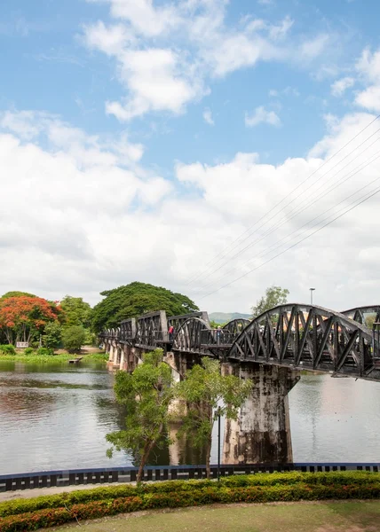 Most přes řeku kwai v provincii kanchanaburi, Thajsko — Stock fotografie