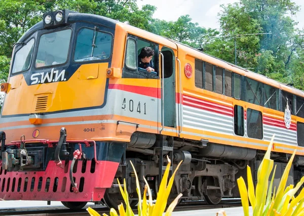 Kanchanaburi, thailand - 23. Mai 2014: Zug bereit, die Brücke über den Fluss kwai in der thailändischen Provinz kanchanaburi zu überqueren. — Stockfoto