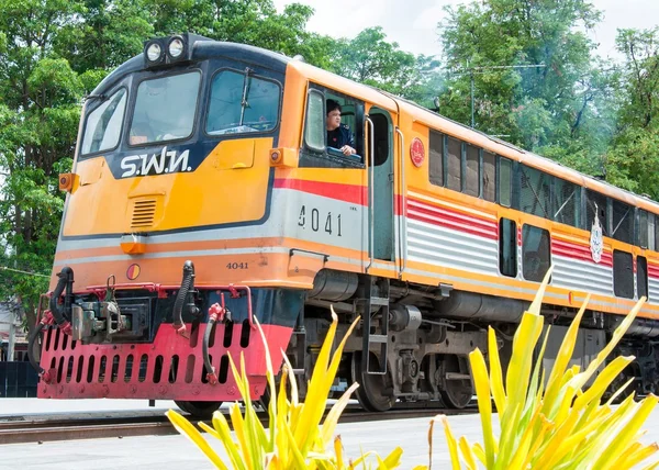 Kanchanaburi, Thailand - May 23, 2014: Train ready to cross the bridge over the river Kwai in Kanchanaburi province, Thailand. — Stock Photo, Image