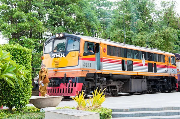 Kanchanaburi, Thailand - May 23, 2014: Train ready to cross the bridge over the river Kwai in Kanchanaburi province, Thailand. — Stock Photo, Image