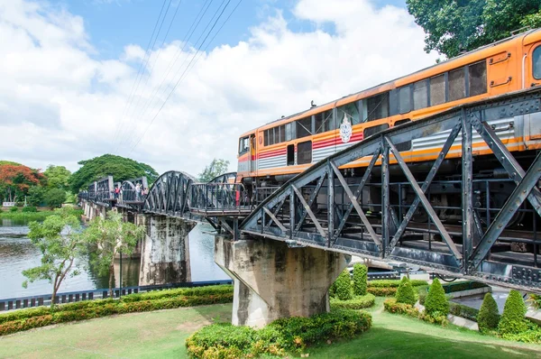 Kanchanaburi, Thajsko - 23 května 2014: vlak na most přes řeku kwai v provincii kanchanaburi, thailand.the most je známý z filmu "most přes řeku kwai". — Stock fotografie