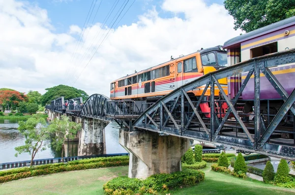 Канчанабури, Таиланд - 23 мая 2014 года: Поезд через реку Квай в провинции Канчанабури, Тайланд. Мост знаменит благодаря фильму "Мост через реку Квай" ". — стоковое фото