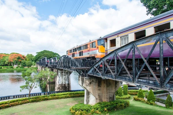 Kanchanaburi, Thajsko - 23 května 2014: vlak na most přes řeku kwai v provincii kanchanaburi, thailand.the most je známý z filmu "most přes řeku kwai". — Stock fotografie