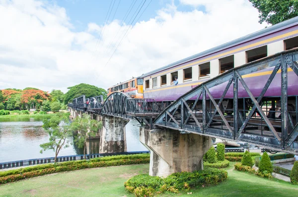 Kanchanaburi, Thailand - May 23, 2014: Train on the bridge over river Kwai in Kanchanaburi province, Thailand.The bridge is famous due to the movie "The Bridge on the River Kwai". — Stock Photo, Image