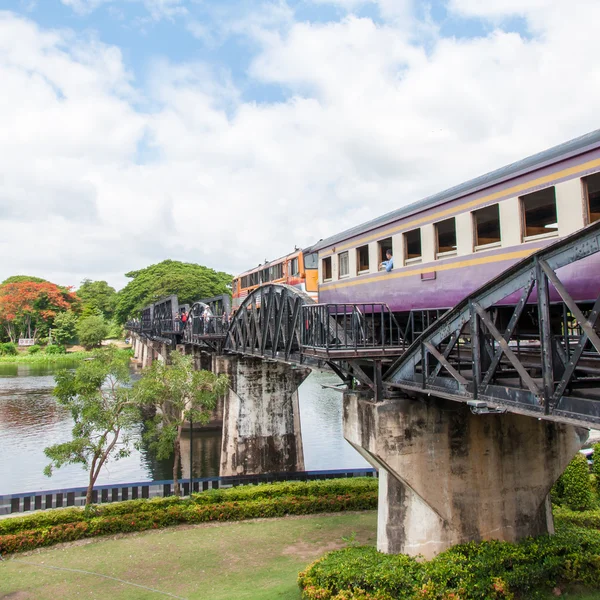 Kanchanaburi, Thajsko - 23 května 2014: vlak na most přes řeku kwai v provincii kanchanaburi, thailand.the most je známý z filmu "most přes řeku kwai". — Stock fotografie