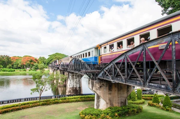 Kanchanaburi, Thailand - May 23, 2014: Train on the bridge over river Kwai in Kanchanaburi province, Thailand.The bridge is famous due to the movie "The Bridge on the River Kwai". — Stock Photo, Image