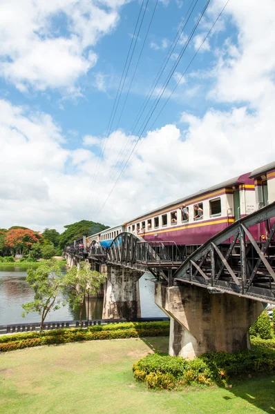 Kanchanaburi, Thailand - May 23, 2014: Train on the bridge over river Kwai in Kanchanaburi province, Thailand.The bridge is famous due to the movie "The Bridge on the River Kwai". — Stock Photo, Image